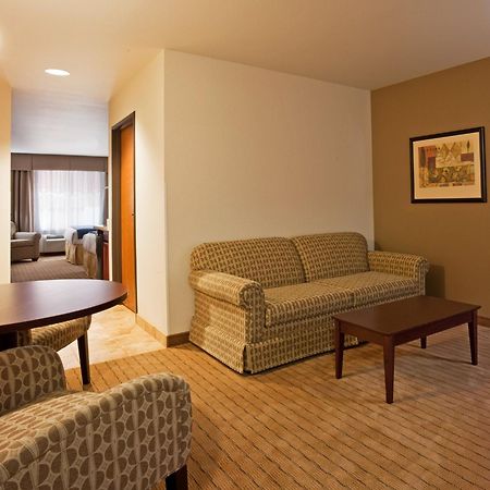 Holiday Inn Express Hotel & Suites Antigo By Ihg Exterior photo