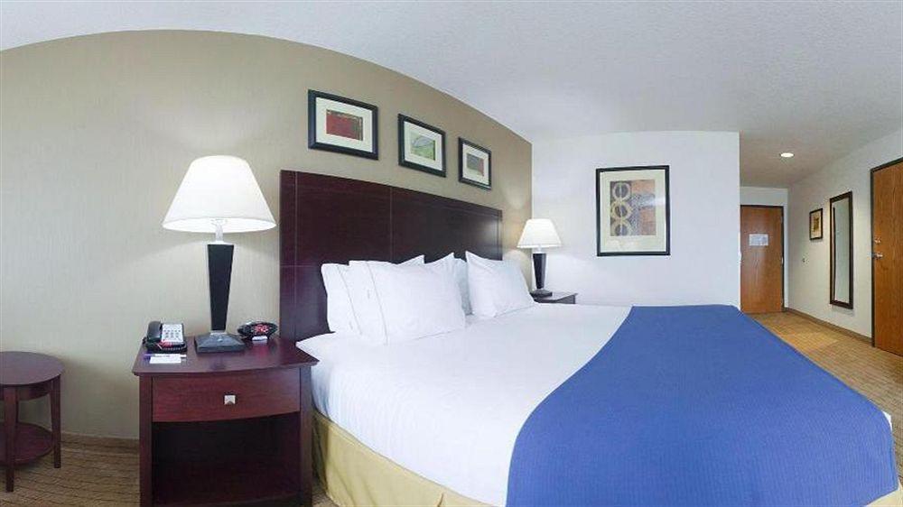 Holiday Inn Express Hotel & Suites Antigo By Ihg Exterior photo