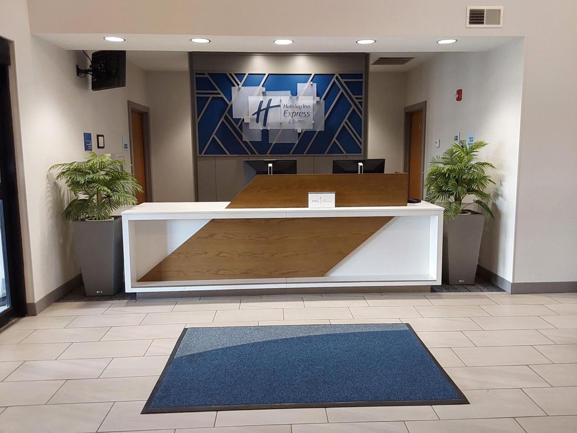 Holiday Inn Express Hotel & Suites Antigo By Ihg Exterior photo