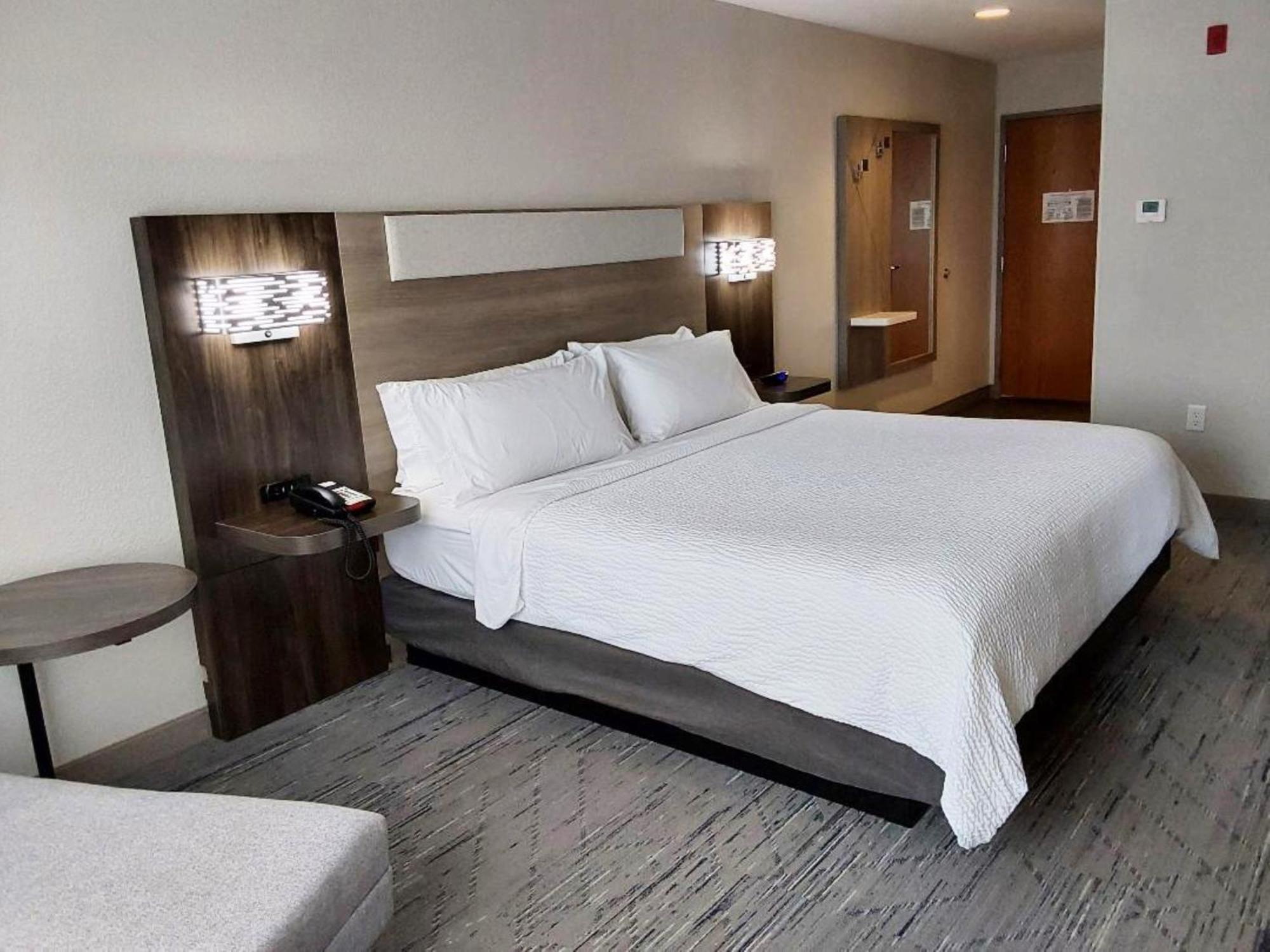 Holiday Inn Express Hotel & Suites Antigo By Ihg Exterior photo