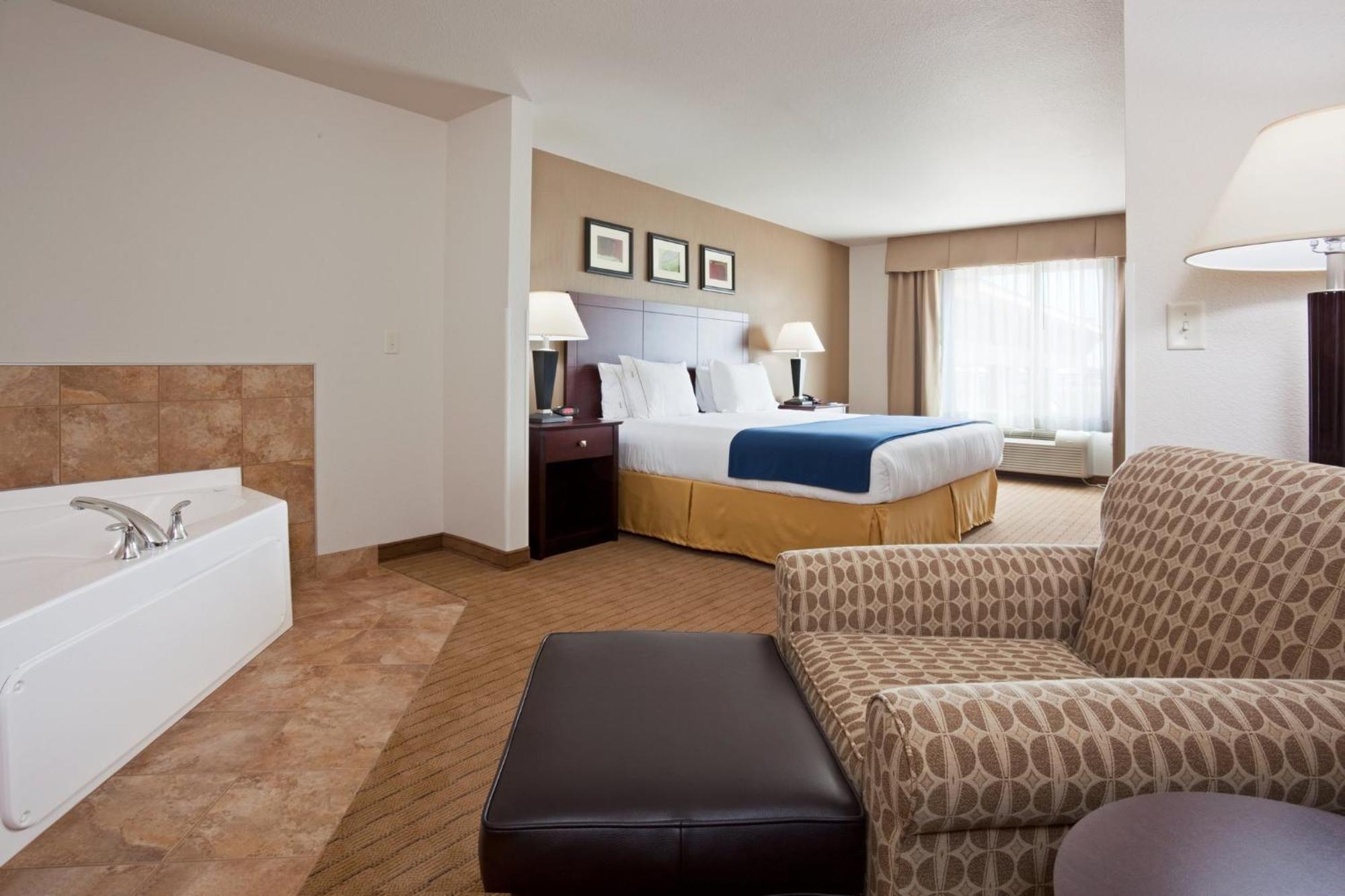 Holiday Inn Express Hotel & Suites Antigo By Ihg Exterior photo