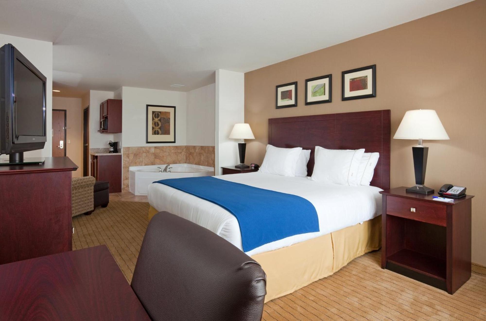 Holiday Inn Express Hotel & Suites Antigo By Ihg Exterior photo