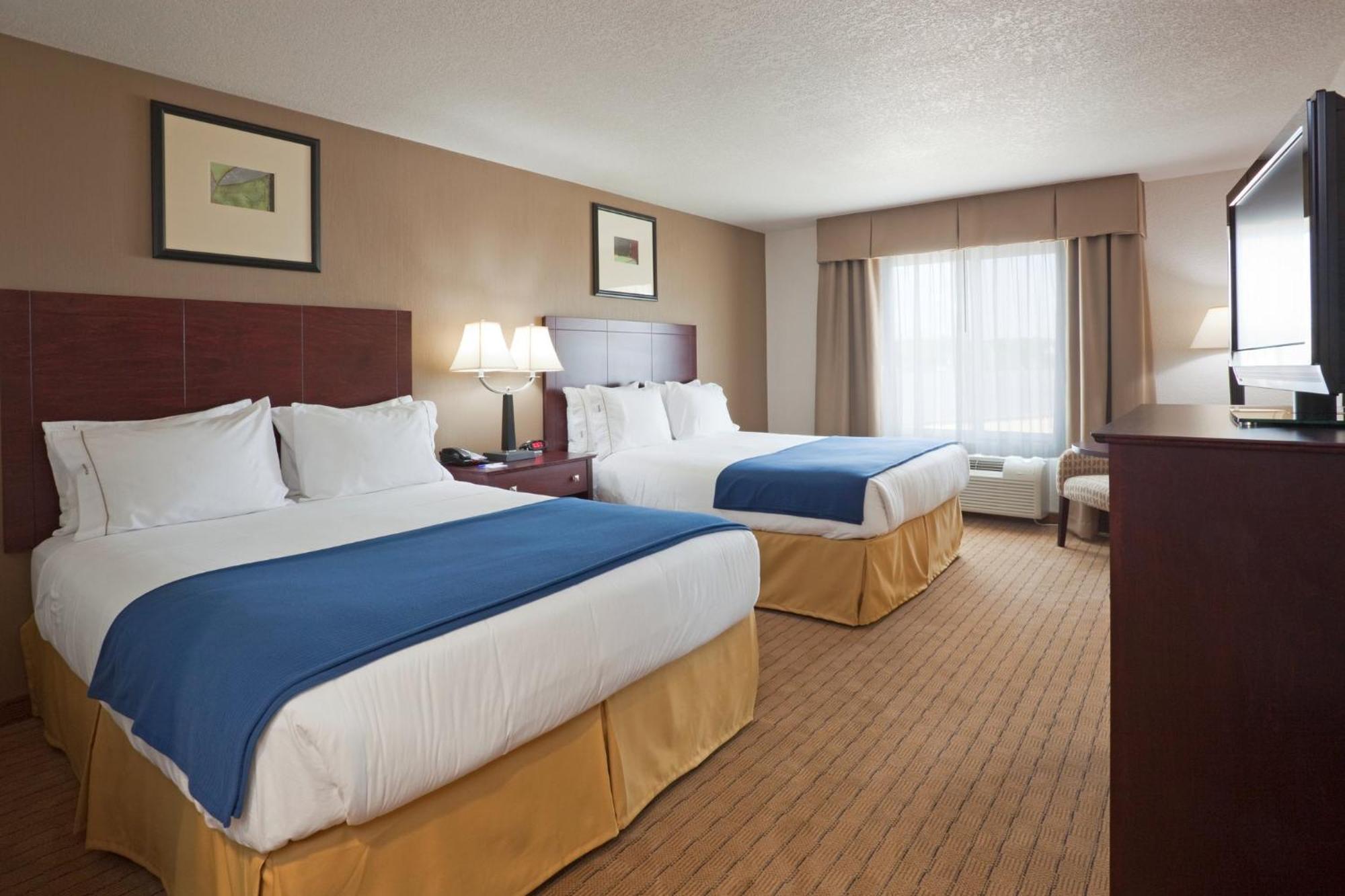 Holiday Inn Express Hotel & Suites Antigo By Ihg Exterior photo