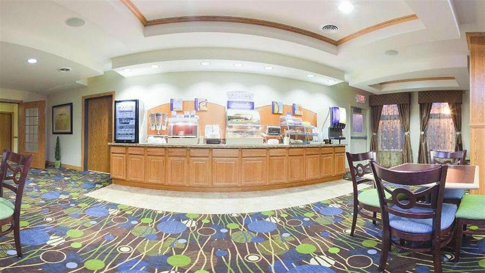 Holiday Inn Express Hotel & Suites Antigo By Ihg Exterior photo